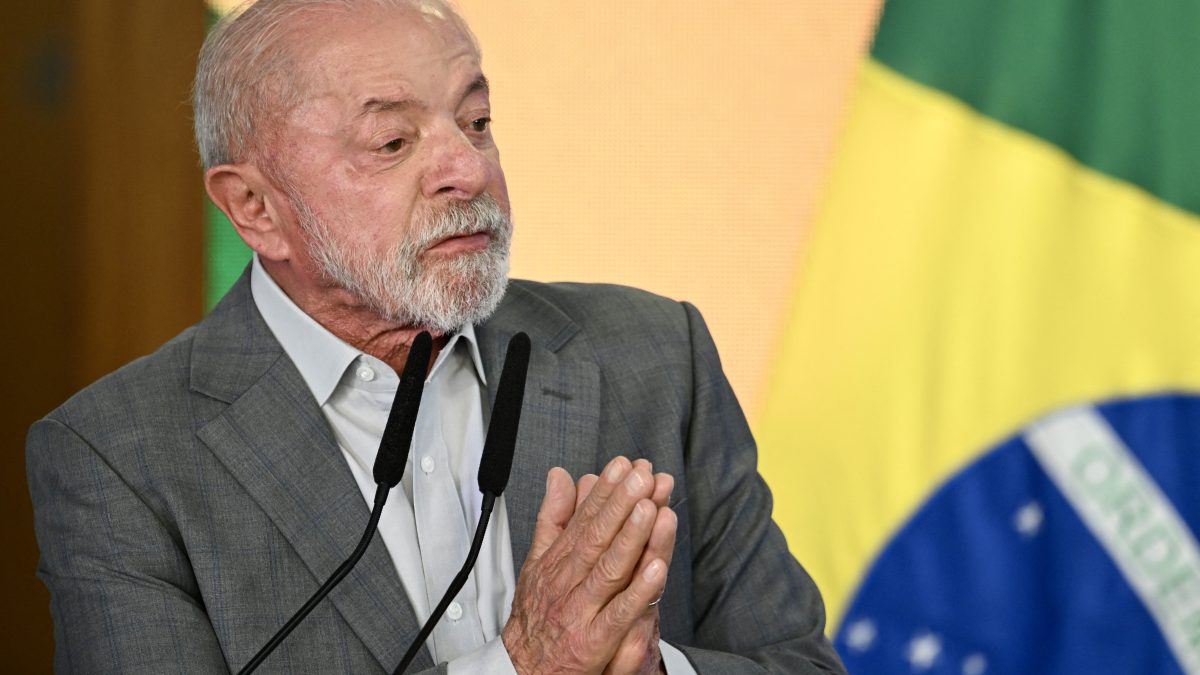 El presidente de Brasil y candidato presidencial, Luiz Inácio Lula da Silva, interviene durante una ceremonia de firma de un decreto que establece una política de tarifa cero para el transporte público urbano, en el Palacio de Planalto, en Brasilia, el 21 de octubre de 2026. (Foto de Evaristo Sa / AFP)