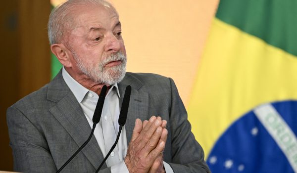 El presidente de Brasil y candidato presidencial, Luiz Inácio Lula da Silva, interviene durante una ceremonia de firma de un decreto que establece una política de tarifa cero para el transporte público urbano, en el Palacio de Planalto, en Brasilia, el 21 de octubre de 2026. (Foto de Evaristo Sa / AFP)