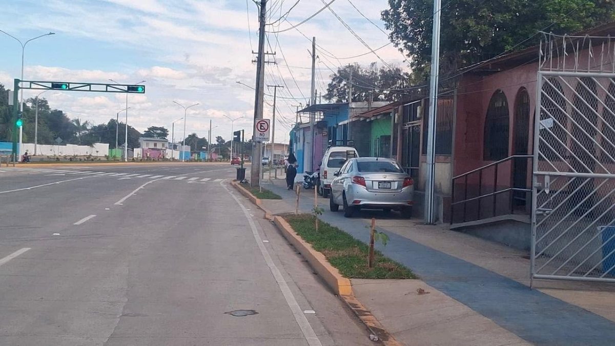 Alcaldía de Managua pide reportar vehículos que obstaculicen los andenes en Managua. ALCALDÍA DE MANAGUA