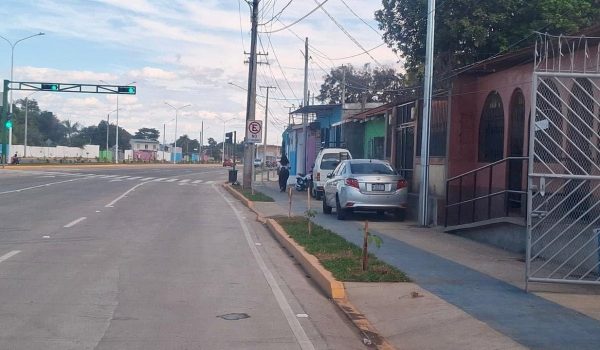 Alcaldía de Managua pide reportar vehículos que obstaculicen los andenes en Managua. ALCALDÍA DE MANAGUA