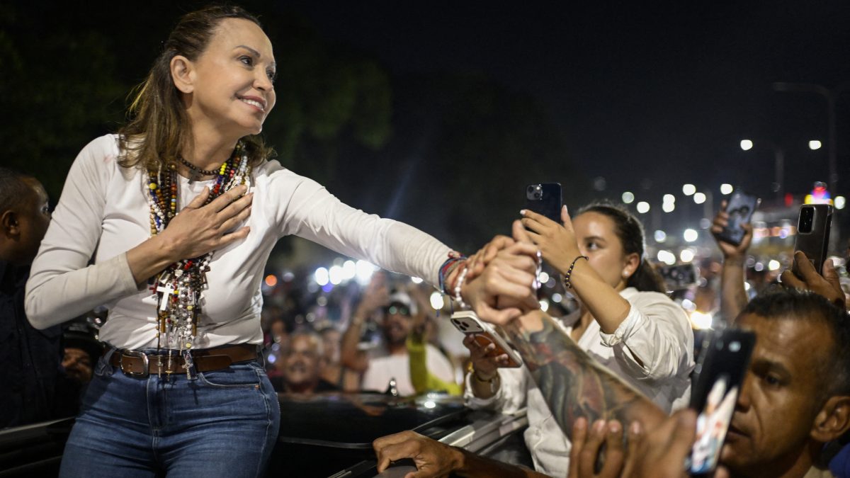La líder opositora venezolana y galardonada con el Premio Nobel de la Paz, María Corina Machado, saluda a sus seguidores a su llegada a Caracas el 25 de octubre de 2026. (Foto de Maxwell BRICEÑO / AFP)
