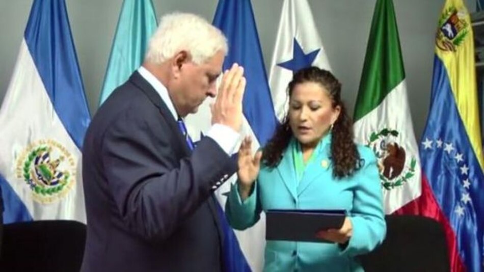El presidente panameño Ricardo Martinell llamó al Parlacen una “cueva de ladrones” y “guarida de botellas”, pero se juramentó como diputado de ese organismo regional, a menos de 24 horas de haber abandonado la presidencia de Panamá, el 1 Julio 2014. (Foto archivo)