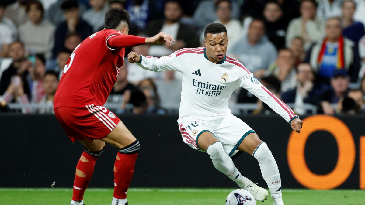 Kylian Mbappe pelea por el balón con Andrés Castrín del Sevilla. LA PRENSA/AFP