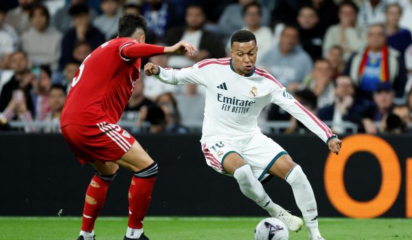 Kylian Mbappe pelea por el balón con Andrés Castrín del Sevilla. LA PRENSA/AFP