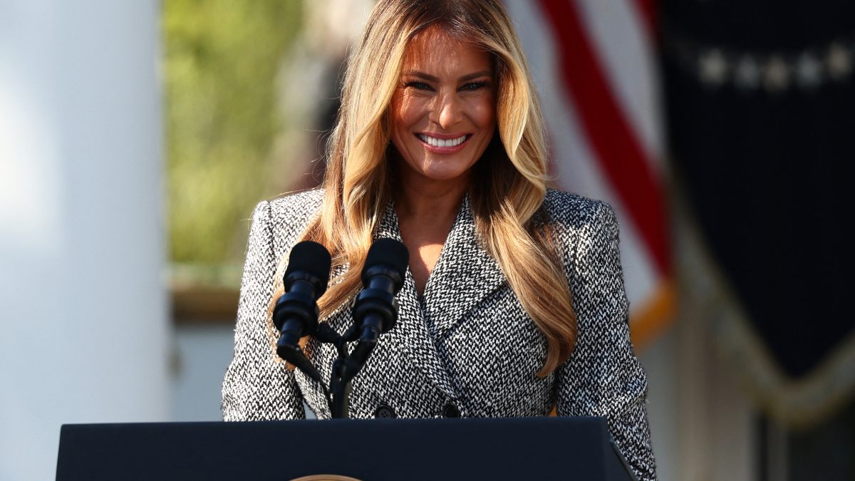 ARCHIVO/ La primera dama Melania Trump pronuncia unas palabras durante una ceremonia de firma de una orden ejecutiva junto al presidente de los Estados Unidos, Donald Trump, en el Jardín de las Rosas de la Casa Blanca, el 19 de octubre de 2026. Finn Gomez/Getty Images/AFP