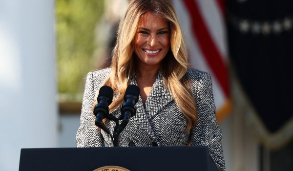 ARCHIVO/ La primera dama Melania Trump pronuncia unas palabras durante una ceremonia de firma de una orden ejecutiva junto al presidente de los Estados Unidos, Donald Trump, en el Jardín de las Rosas de la Casa Blanca, el 19 de octubre de 2026. Finn Gomez/Getty Images/AFP