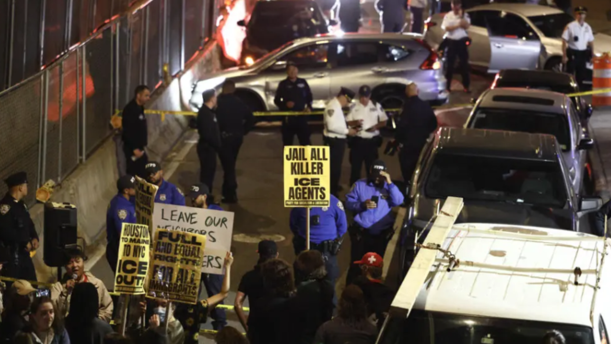 Varias personas protestan contra la policía de inmigración en el Bronx, en Nueva York, después de que un agente federal disparara contra un hombre el 8 de octubre de 2026 CHARLY TRIBALLEAU / AFP