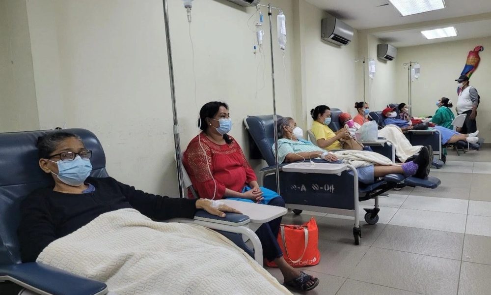 Mujeres recibiendo tratamiento por cáncer de mama. Foto: Tomada de medios oficialistas.
