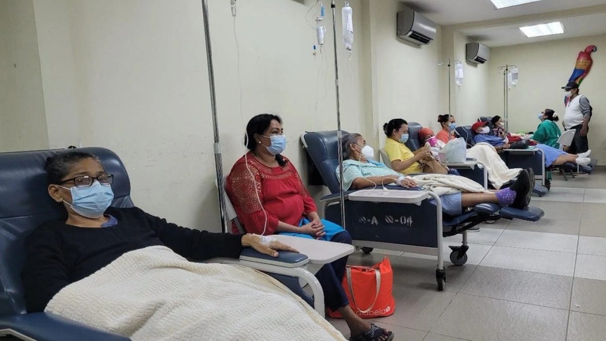 Mujeres recibiendo tratamiento por cáncer de mama. Foto: Tomada de medios oficialistas.