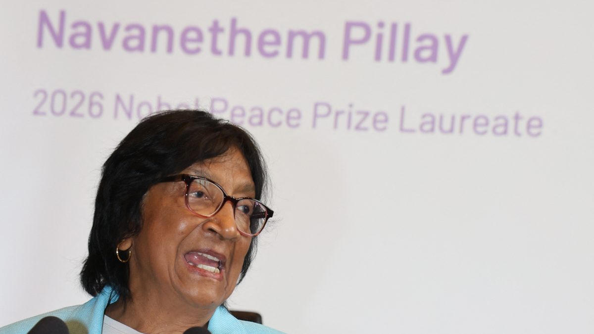 La abogada sudafricana y defensora del derecho internacional Navi Pillay se dirige a los periodistas tras ser galardonada con el Premio Nobel de la Paz 2026, el 9 de octubre de 2026. (Foto de Frank BOXLER / AFP)