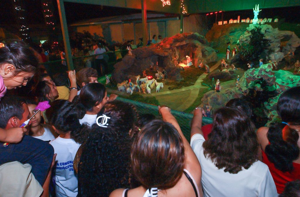 Niños visitan el nacimiento del Hogar Zacarías Guerra durante la Navidad de 2005. LA PRENSA / ARCHIVO PERSONAL ÓSCAR NAVARRETE