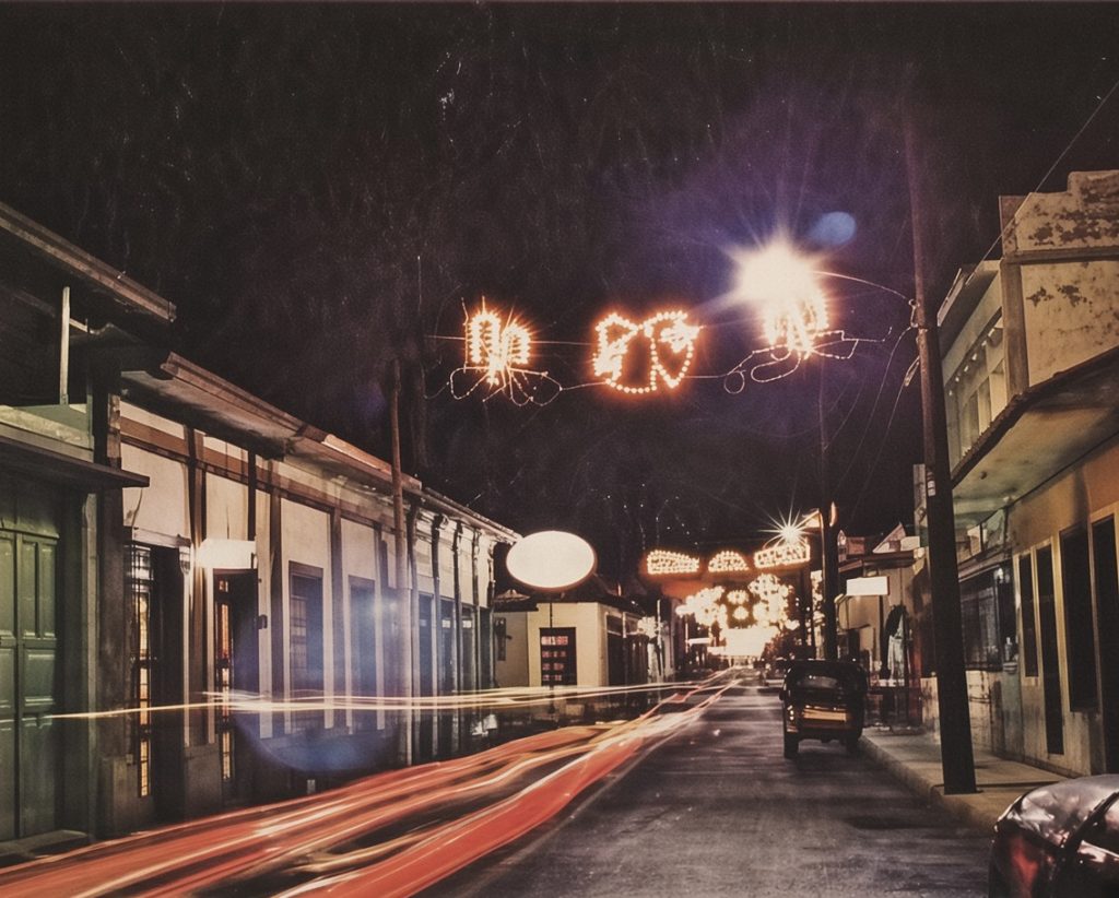Una calle de Managua luce iluminada con festivos adornos y luces de Navidad durante los años sesenta, reflejando la alegría de la época. LA PRENSA / ARCHIVO REDES