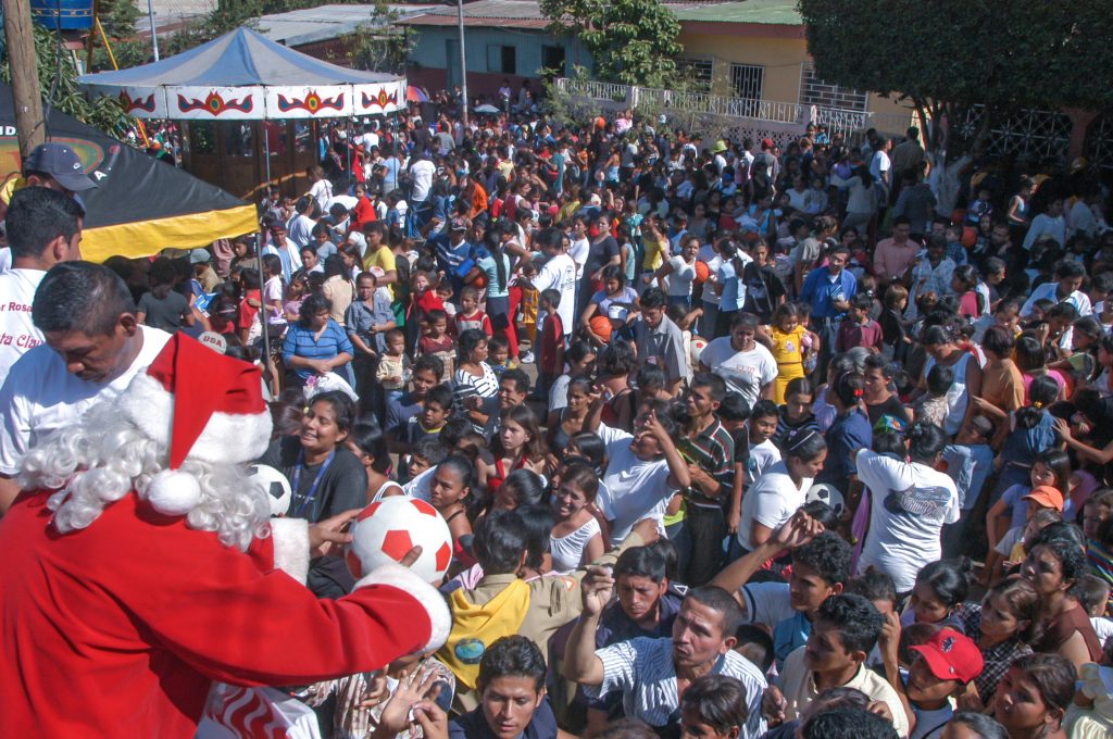 Víctor Rosales, el «Santa Claus nica», reparte juguetes a niños del barrio La Fuente el 21 de diciembre de 2004. LA PRENSA / ARCHIVO PERSONAL ÓSCAR NAVARRETE