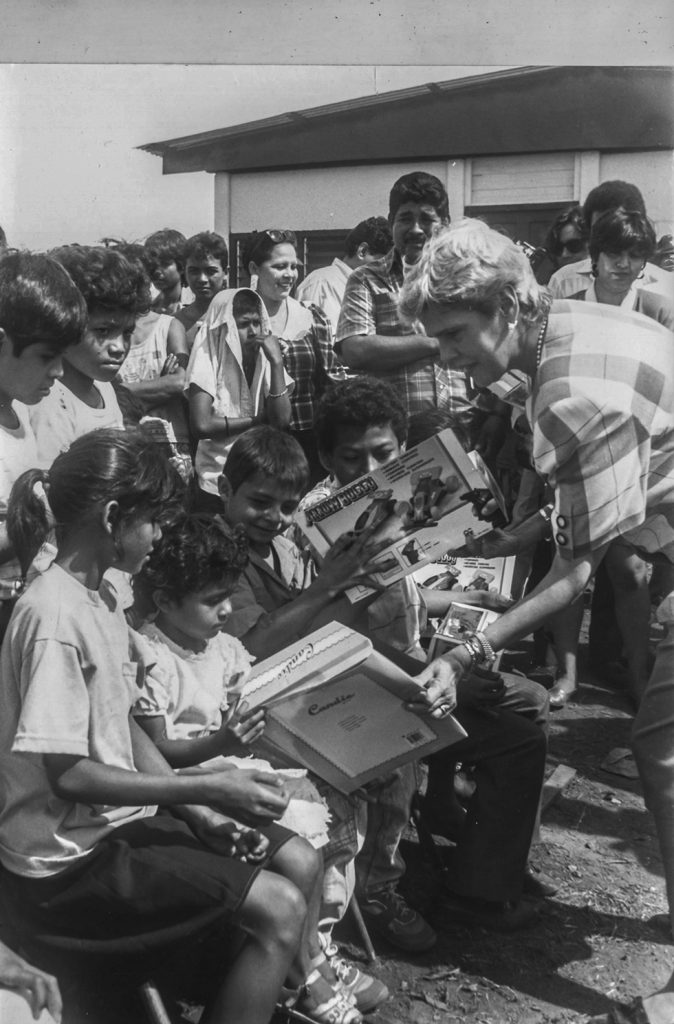 La presidenta de Nicaragua, Violeta Barrios de Chamorro, regala juguetes a niños de los barrios de Managua el 18 de diciembre de 1992. LA PRENSA / ARCHIVO