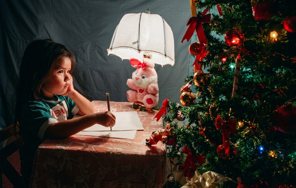 Una niña escribe su carta al Niño Dios durante la Navidad de 1994. LA PRENSA / ARCHIVO PERSONAL ÓSCAR NAVARRETE
