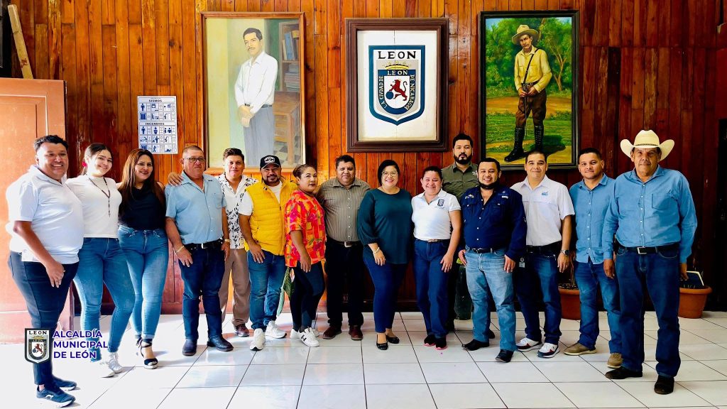 El comité organizador del desfile, entre ellos figura la alcaldesa orteguista. Tomado Alcaldía de León