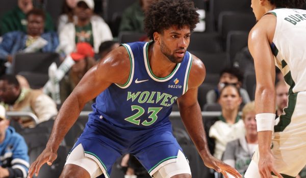 Norchad Omier aprovecha cada segundo en la cancha y destaca ante los campeones de la NBA