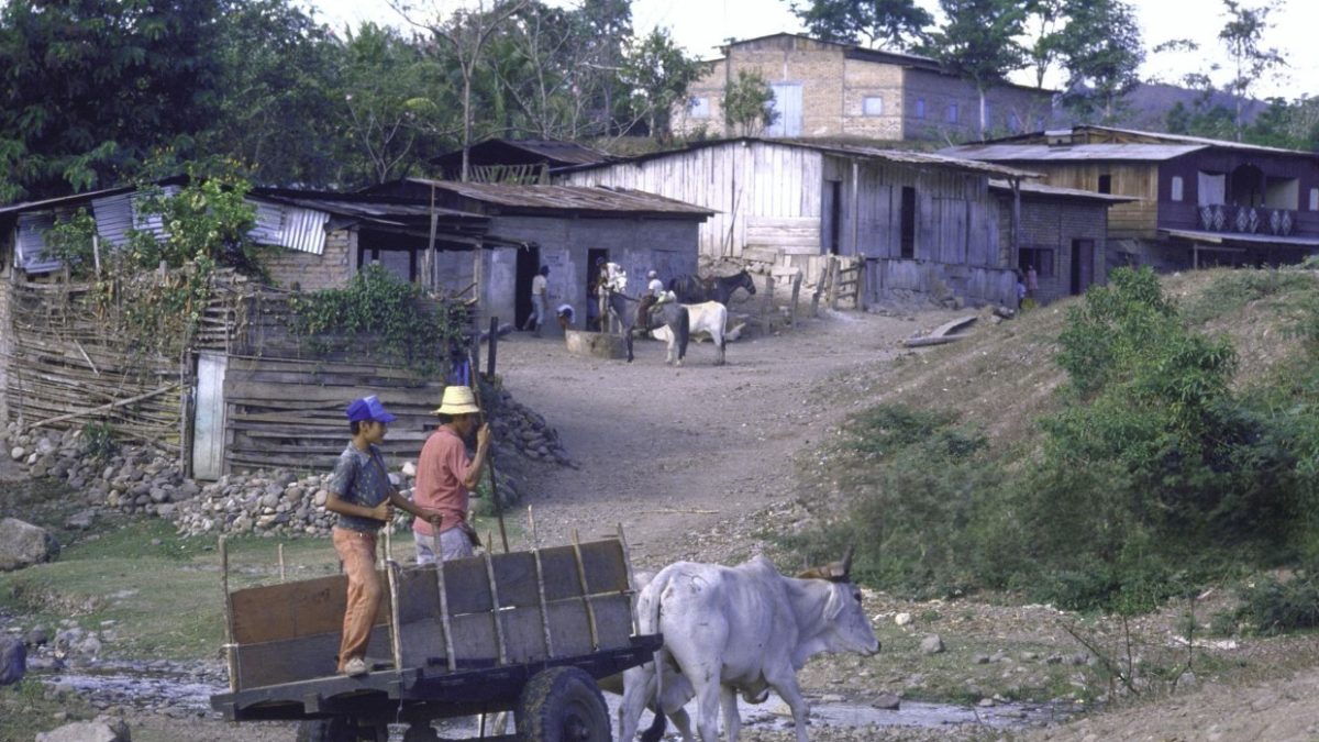 Una fotografía de abril de 1988 muestra al poblado de Pantasma afectado por la pobreza durante el conflicto armado. La localidad se convirtió en municipio del departamento de Jinotega en 1989. LA PRENSA / CINDY KARP