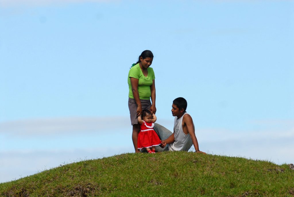 Una familia campesina comparte una tarde en el valle de Pantasma. LA PRENSA / ARCHIVO PERSONAL ÓSCAR NAVARRETE