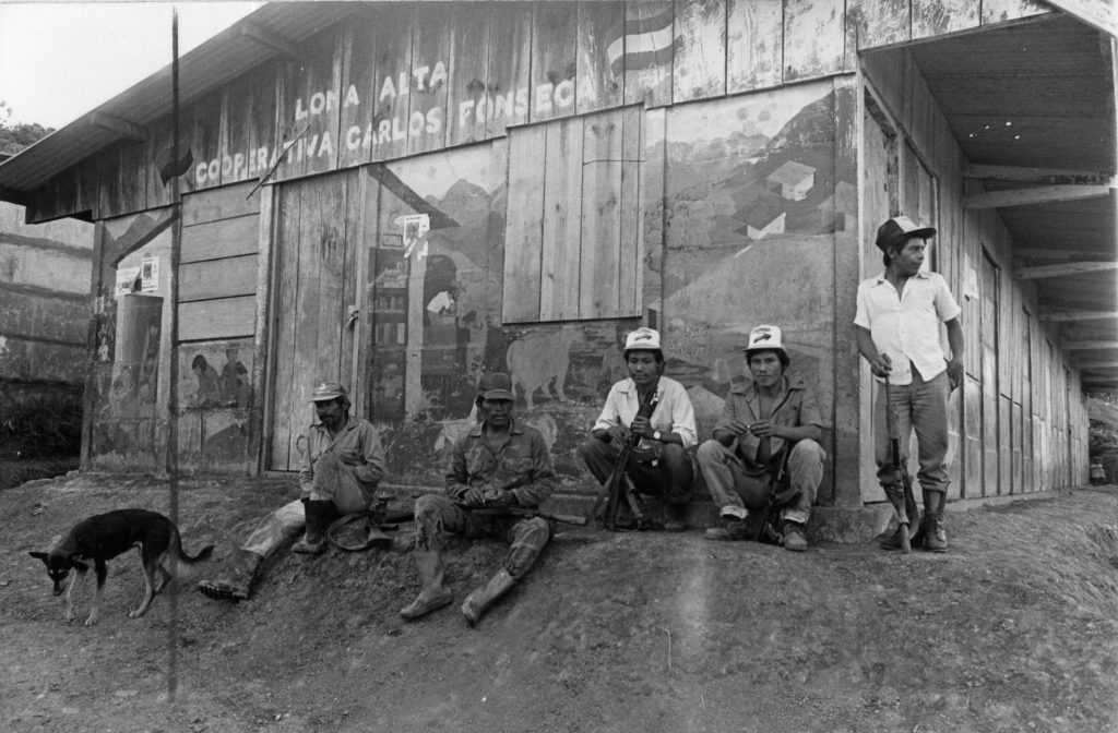 Campesinos milicianos en la cooperativa Carlos Fonseca, en la comunidad Loma Alta, Pantasma. Este asentamiento productivo fue atacado por la Contra el 13 de mayo de 1984.LA PRENSA / ARCHIVO