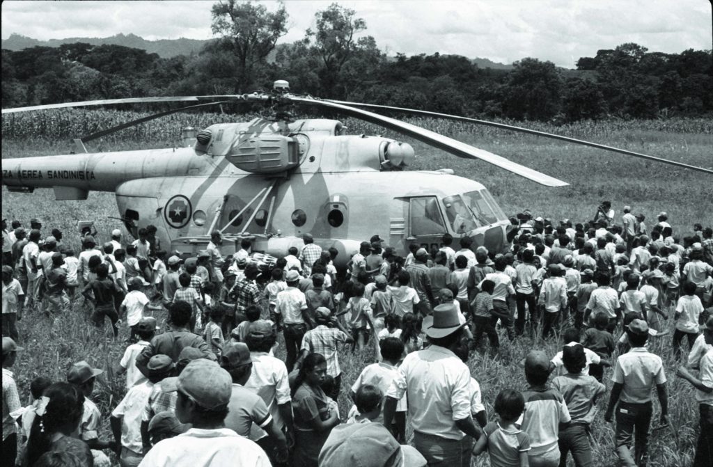 Campesinos de Pantasma observan con curiosidad un helicóptero soviético Mi-17 tras su aterrizaje en el municipio en 1988. LA PRENSA / ARCHIVO PERSONAL ÓSCAR NAVARRETE
