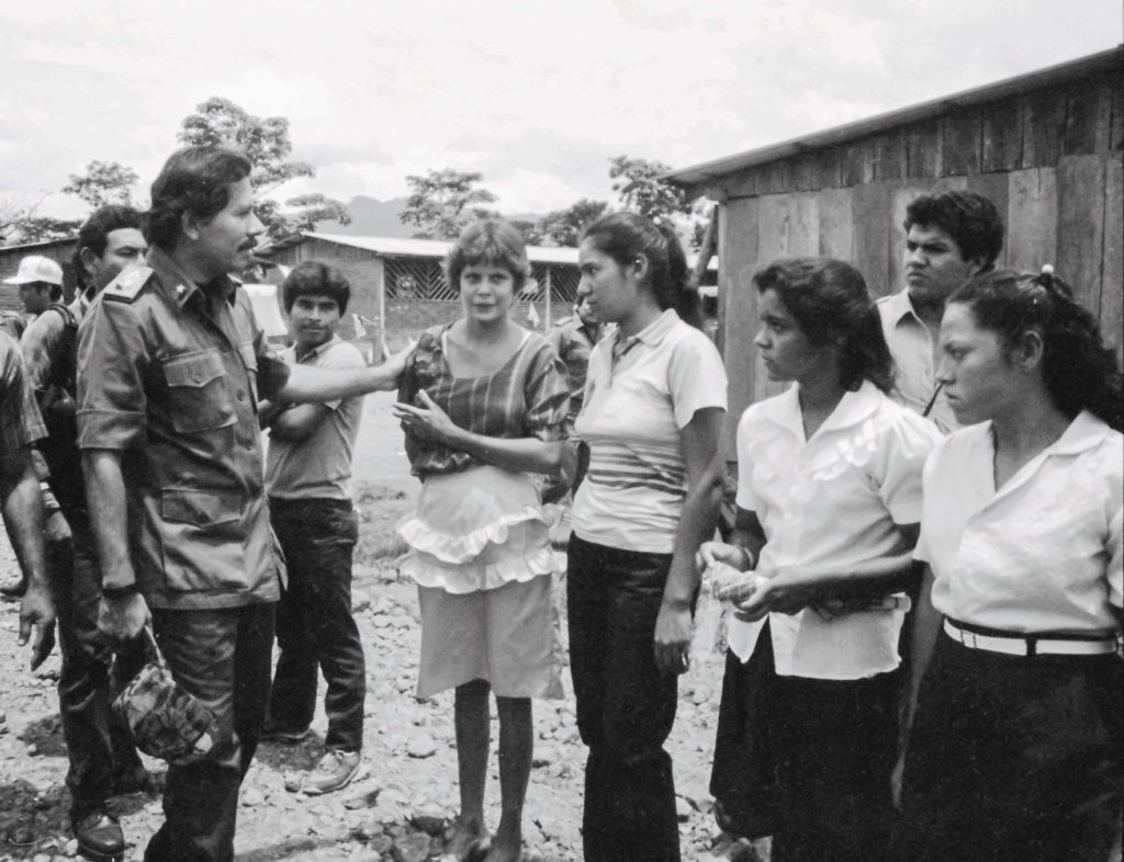 Daniel Ortega saluda a campesinos de Pantasma durante una visita de campaña electoral al municipio el 15 de agosto de 1989. LA PRENSA / ARCHIVO PERSONAL ÓSCAR NAVARRETE