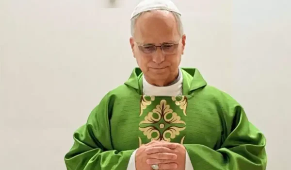 El papa León XIV oficia una misa en el Hospital Universitario Gemelli, en Roma, donde se recupera tras haberse sometido a una intervención quirúrgica para extirpar un tumor canceroso de su pulmón derecho (16.10.2026). Foto: Vatican Media/AFP