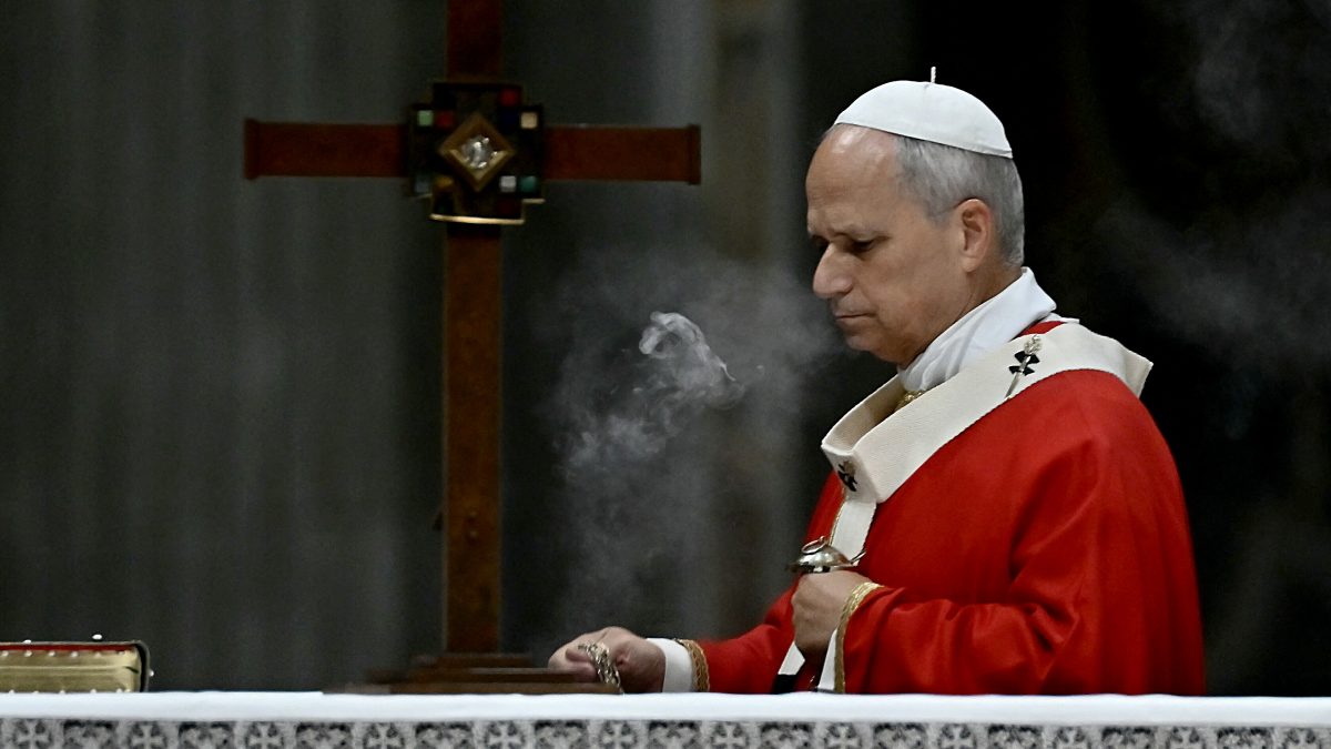 El papa León XIV oficia la santa misa de inauguración del año académico de las universidades pontificias en la Basílica de San Pedro, en el Vaticano, el 8 de octubre de 2026. (Foto de Filippo MONTEFORTE / AFP)