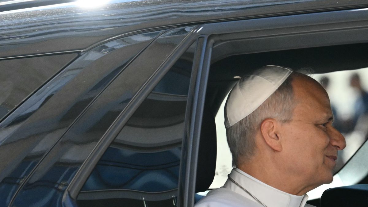 El papa León XIV llega al Hospital Universitario Gemelli para someterse a una operación para extirpar un nódulo pulmonar, en Roma, el 13 de octubre de 2026. (Foto de Alberto PIZZOLI / AFP)