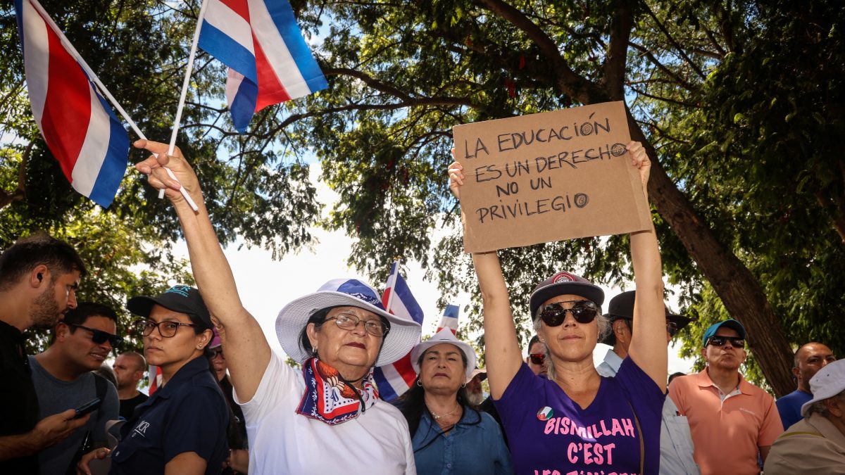 Manifestantes participan en una marcha contra el gobierno de la presidenta de Costa Rica, Laura Fernández, en la Plaza de la Democracia, en San José, el 20 de octubre de 2026. (Foto de JOHN DURAN / AFP)