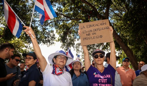 Manifestantes participan en una marcha contra el gobierno de la presidenta de Costa Rica, Laura Fernández, en la Plaza de la Democracia, en San José, el 20 de octubre de 2026. (Foto de JOHN DURAN / AFP)