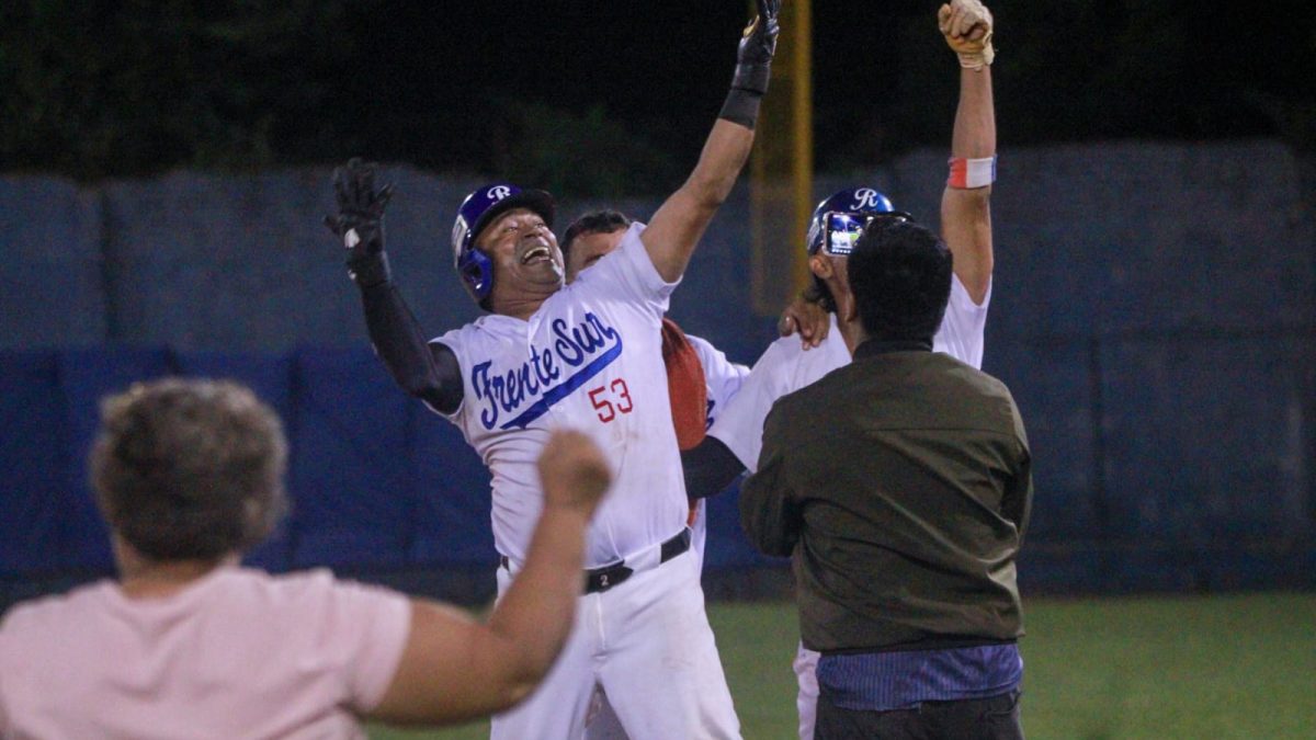 Renato Morales celebra en el terreno de juego despué de su hit decisivo. LA PRENSA/SCARLETT RODRÍGUEZ
