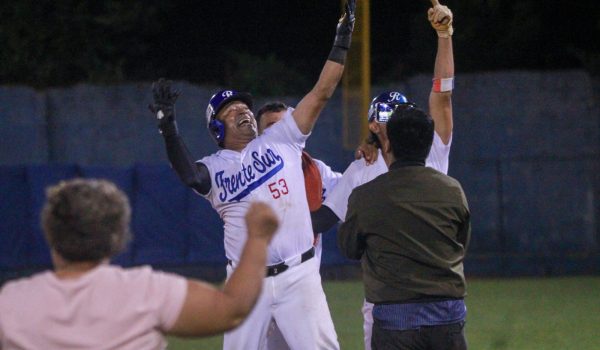 Renato Morales celebra en el terreno de juego despué de su hit decisivo. LA PRENSA/SCARLETT RODRÍGUEZ