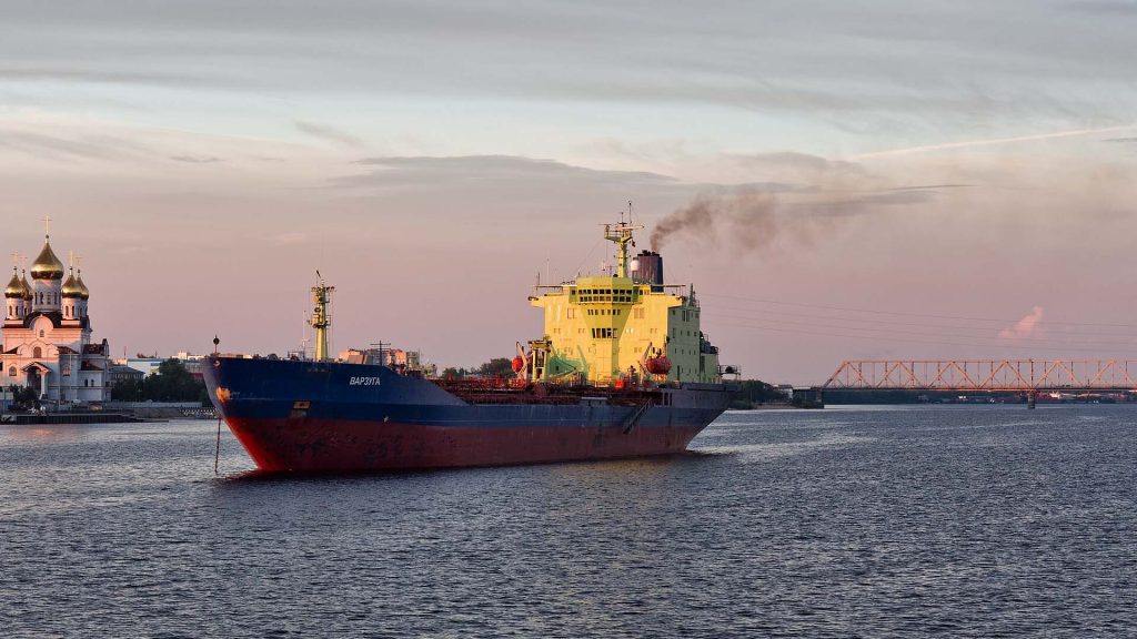 Rusia es el gran usuario de la flota fantasma. En la gráfica el petrolero Varzuga cruza el río Dviná Septentrional en Arcángel (Rusia). 