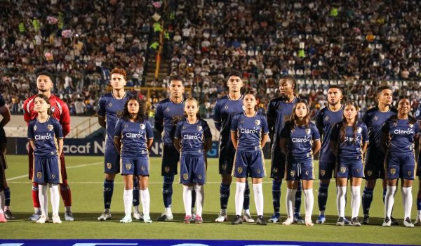 Campeonas de la Super Liga Claro cumplen el sueño de salir a la cancha junto a la Selección Nacional