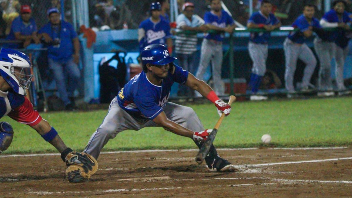 Santiago Jiménez ejecuta un squeeze play para decidir el partido. LA PRENSA/SCARLETT RODRÍGUEZ