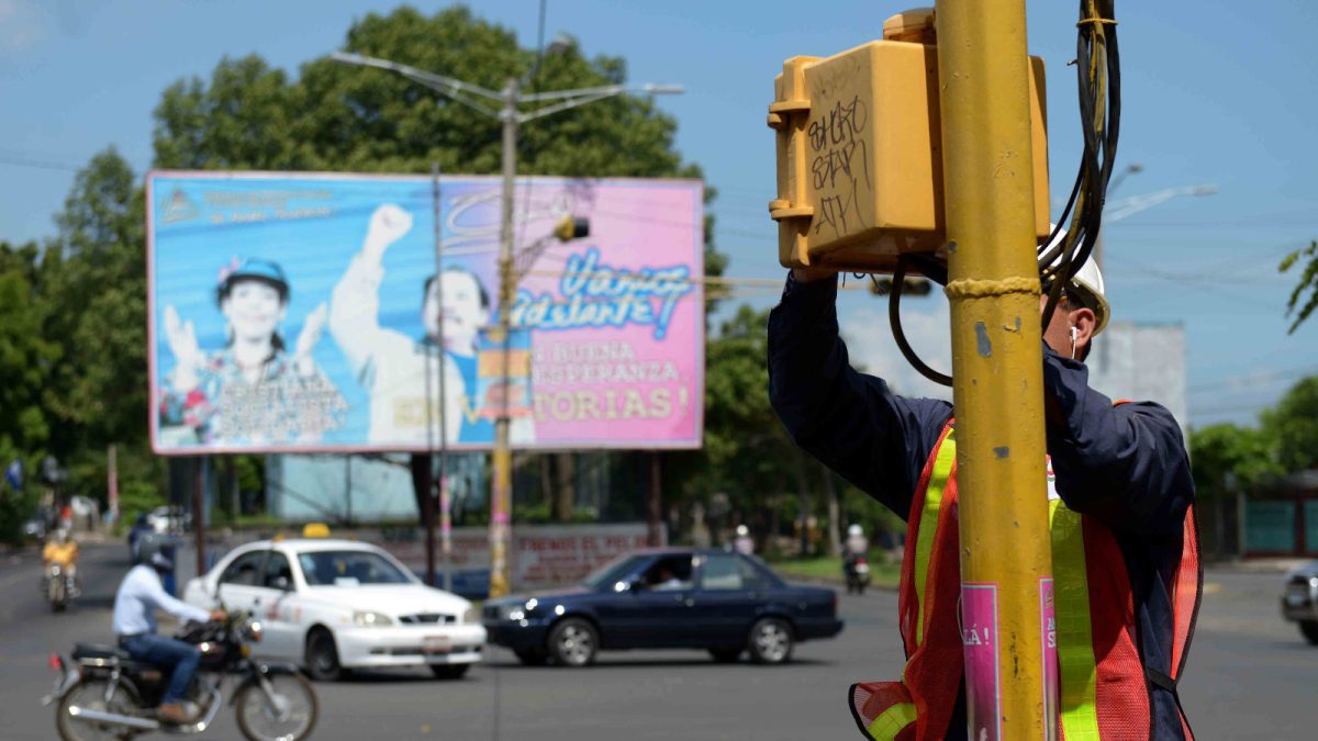 Momentos en que un trabajador de la Dirección de Señalización Vial de la Alcaldía de Managua repara los semáforos de la colonia Miguel Gutiérrez. LA PRENSA/J. FLORES.