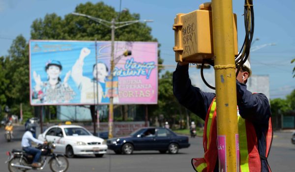Momentos en que un trabajador de la Dirección de Señalización Vial de la Alcaldía de Managua repara los semáforos de la colonia Miguel Gutiérrez. LA PRENSA/J. FLORES.