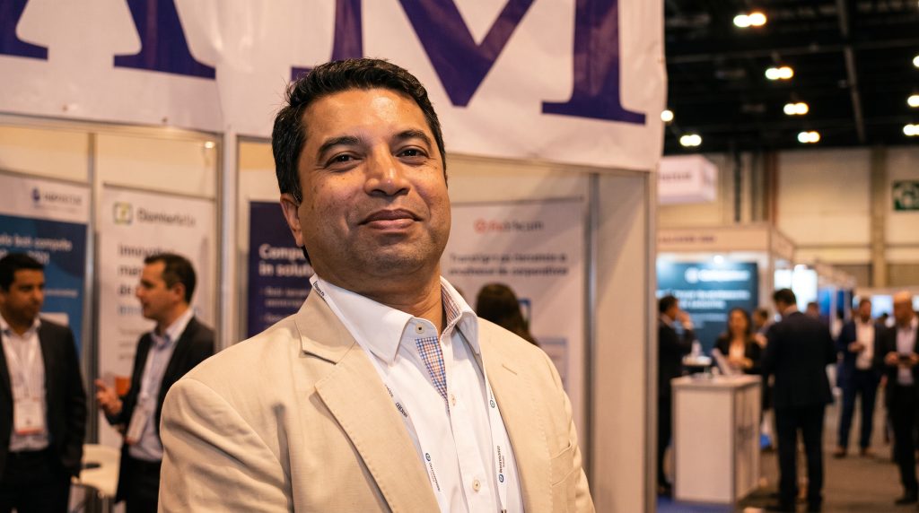 Suniel Kumar Sharma ha sido señalado por varios países de estar tras el registro irregular de buques, y es el director  de Oceaniek Technologies, la empresa creadora de NIATA, la página que ofrece registros nicaragüenses.
