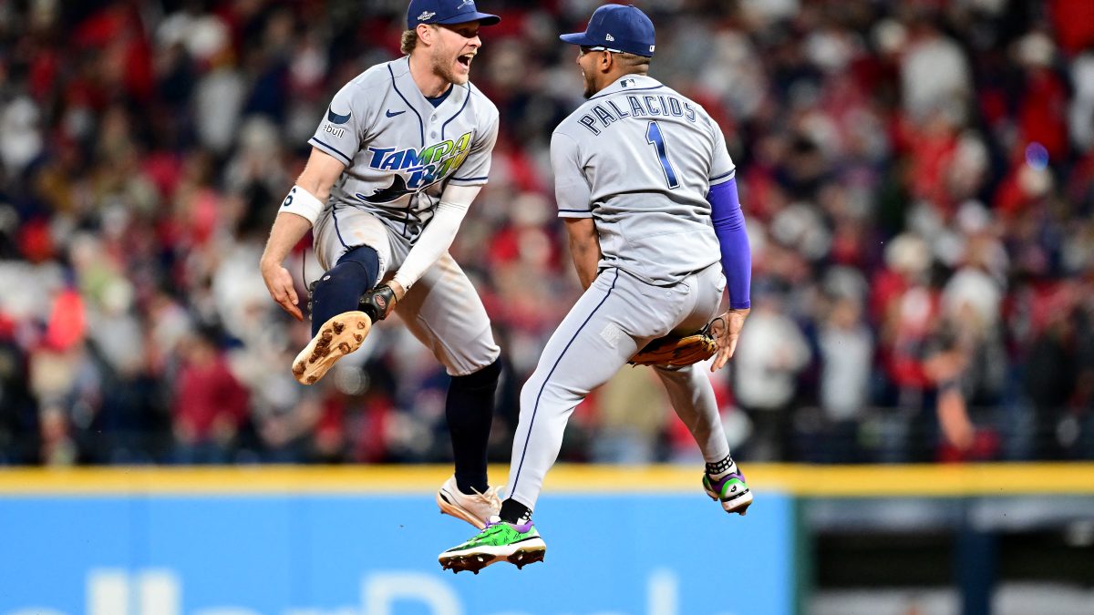 Taylor Walls y Richie Palacios celebran la tercera victoria de Tampa ante Cleveland. LA PRENSA/AFP