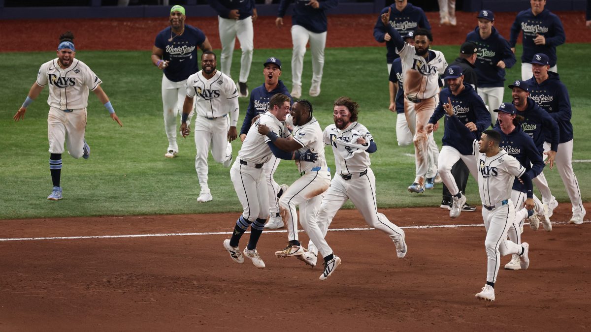 Los Rays de Tampa Bay saltan al terreno a celebrar la victoria. LA PRENSA/AFP