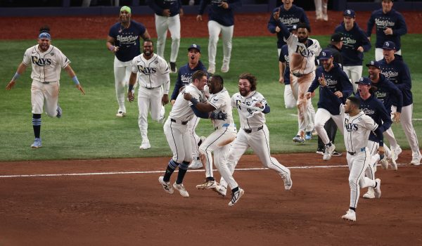 Los Rays de Tampa Bay saltan al terreno a celebrar la victoria. LA PRENSA/AFP