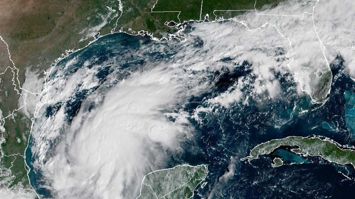 Fotografía satelital tomada por la Oficina Nacional de Administración Oceánica y Atmosférica (NOAA) a través del Centro Nacional de Huracanes (NHC) estadounidense donde se muestra la localización de la tormenta tropical Isaías en el Golfo de México. EFE/NOAA-NHC