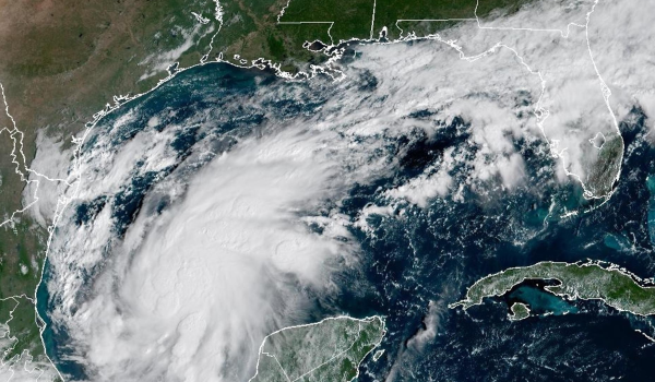 Fotografía satelital tomada por la Oficina Nacional de Administración Oceánica y Atmosférica (NOAA) a través del Centro Nacional de Huracanes (NHC) estadounidense donde se muestra la localización de la tormenta tropical Isaías en el Golfo de México. EFE/NOAA-NHC