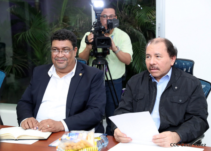 El principal diplomático y figura "clave" de la represión transnacional, Valdrack Jaentschke, se sienta al lado de Daniel Ortega (derecha)