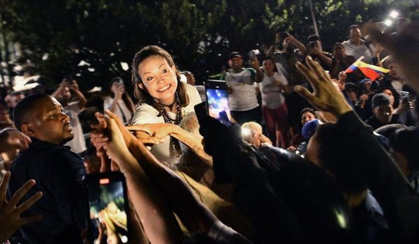 Getty Images Multitudes dan la bienvenida a María Corina Machado, de Venezuela, tras meses en el exilio.