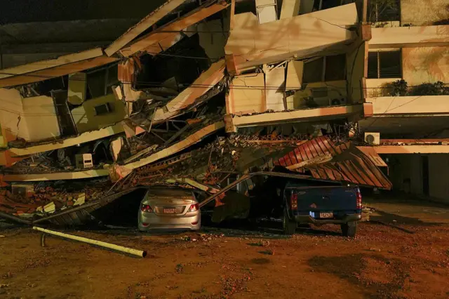 Edificio destruido sobre varios vehículos en Panamá,