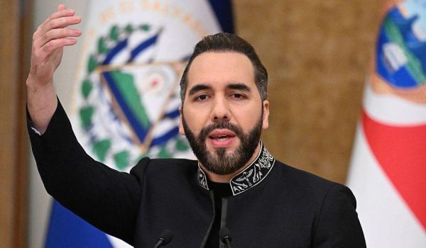 AFP vía Getty Images "Ya acabamos con las pandillas en El Salvador, y también podemos acabar con ustedes", les advirtió Nayib Bukele a quienes habrían tomado como rehenes a los salvadoreños.