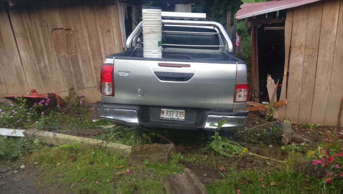 Camioneta arrolla a madre e hijo y posteriormente se estrella contra dos vivienda en Rancho Grande, Matagalpa. Foto: La Primerísima.
