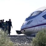 «Reanude con marcha normal»: qué dicen las grabaciones de las llamadas entre el operador y los maquinistas de los trenes que chocaron en España